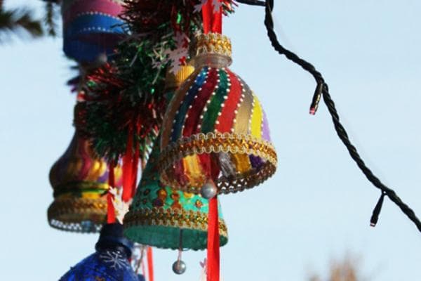 Cloches fabriquées à partir de bouteilles en plastique, peintes avec du vernis