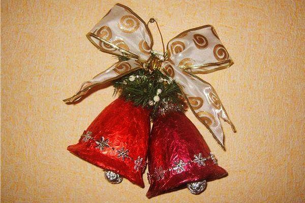 Cloches fabriquées à partir de bouteilles en plastique et de papier d'aluminium pour le sapin du Nouvel An