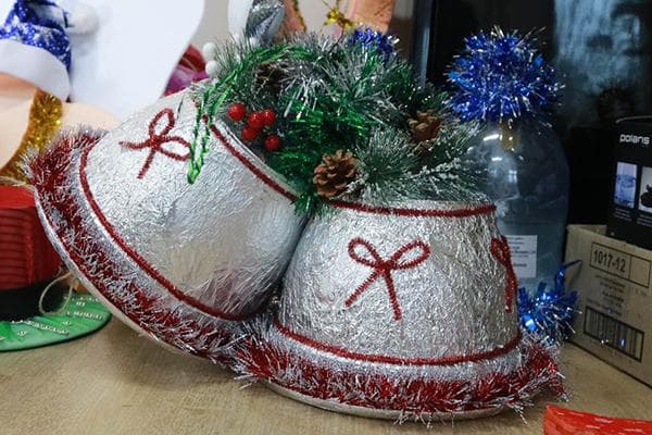 Cloches de Noël enveloppées dans du papier d'aluminium