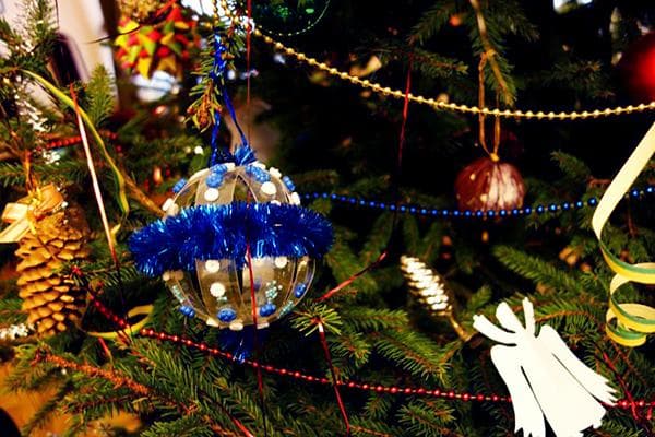 Bal du Nouvel An fabriqué à partir d'une bouteille en plastique