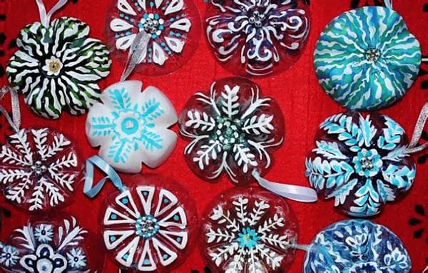 Flocons de neige au fond des bouteilles en plastique