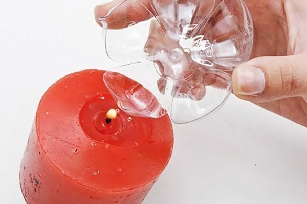 Fabriquer une fleur avec le fond d'une bouteille en plastique