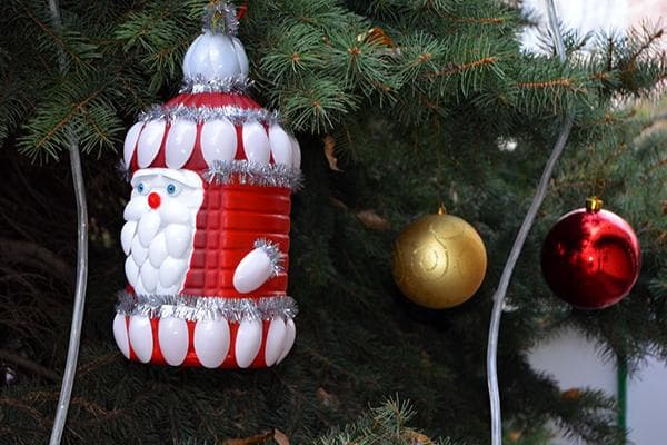 Père Noël à partir d'une bouteille en plastique et de cuillères