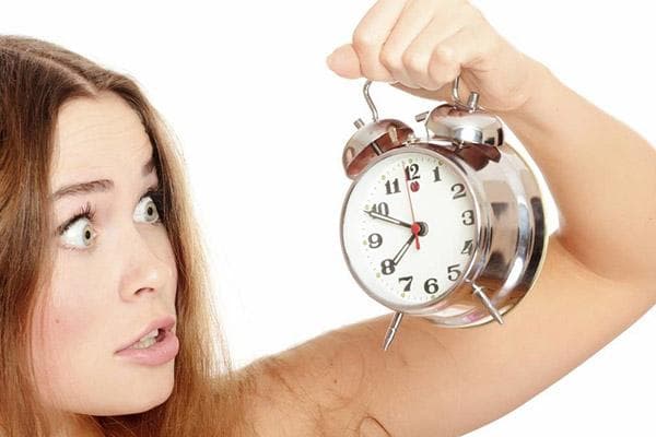 Fille regardant sa montre