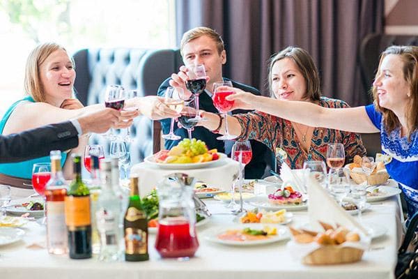 Les invités à table