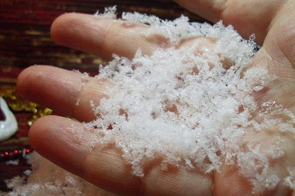 Neige artificielle à base de flocons de mousse de polyéthylène