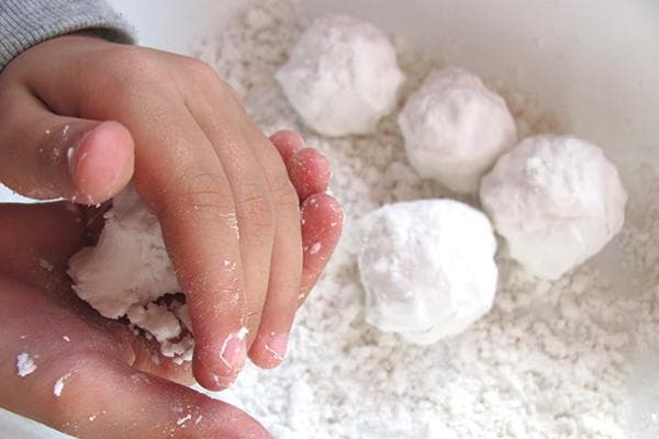 Neige artificielle à base de mousse à raser