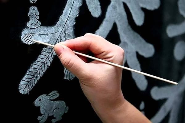 Dessiner des motifs de neige avec du dentifrice