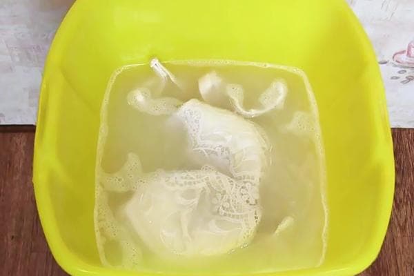 Laver un soutien-gorge blanc