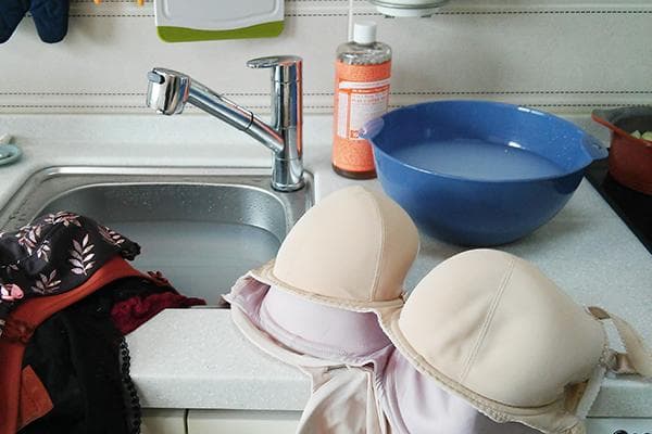 Lavage à la main des soutiens-gorge