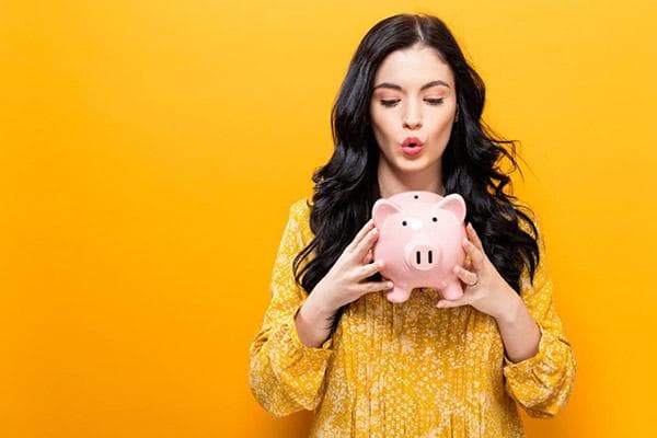 Fille avec une tirelire