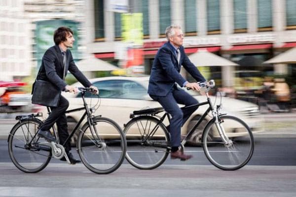 Les hommes se rendent au travail à vélo