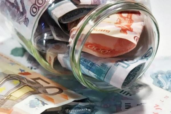 L'argent dans un bocal en verre