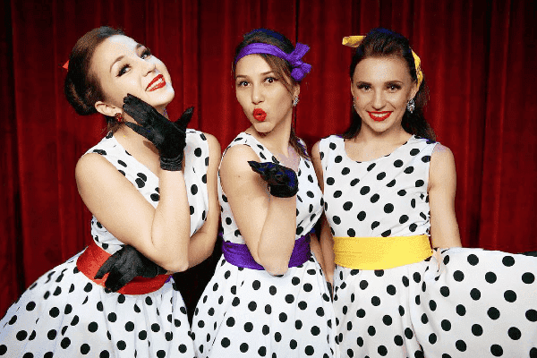 Filles dans des tenues basées sur le film Hipsters