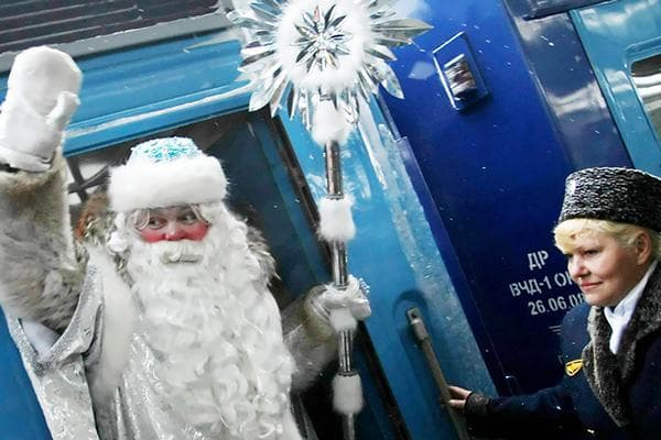 Le Père Noël monte dans le train