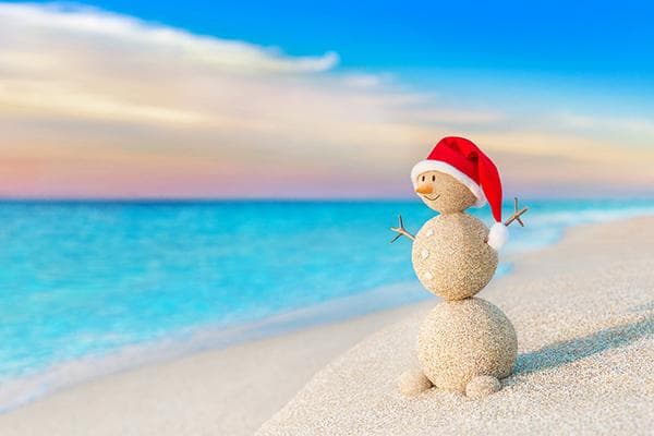 Bonhomme de neige de sable sur la plage