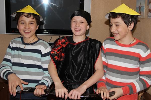 Enfants en costumes aux saveurs orientales