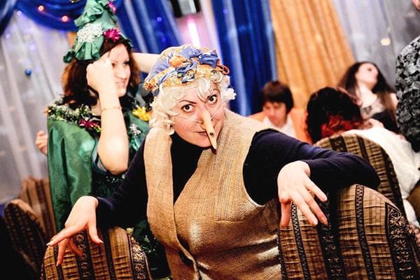 Femme en costume de sorcière