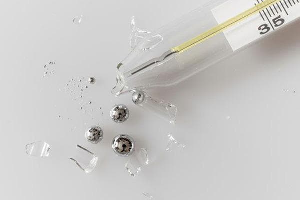 Thermomètre à mercure cassé