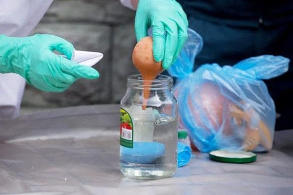 Collecte du mercure à l'aide d'une seringue et d'un pot d'eau