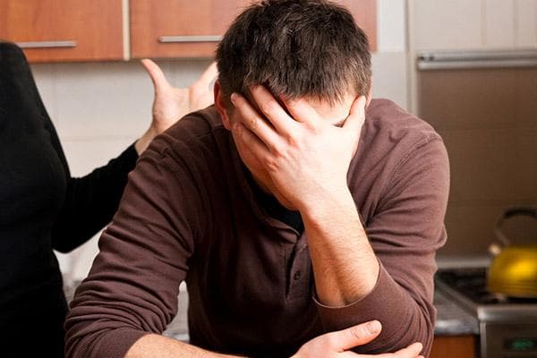 La femme harcèle son mari