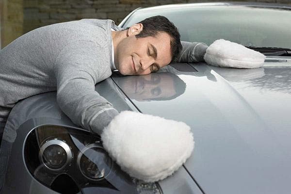 Un homme a lavé sa voiture