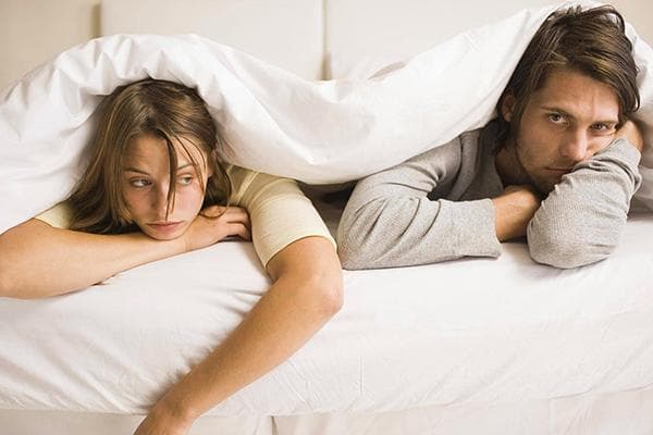 Femme et homme sous une couverture