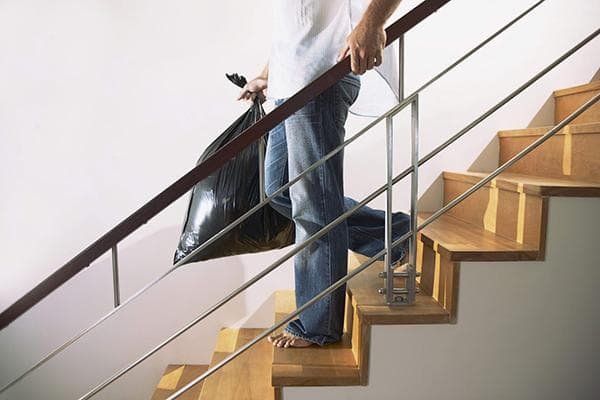 L'homme sort les poubelles