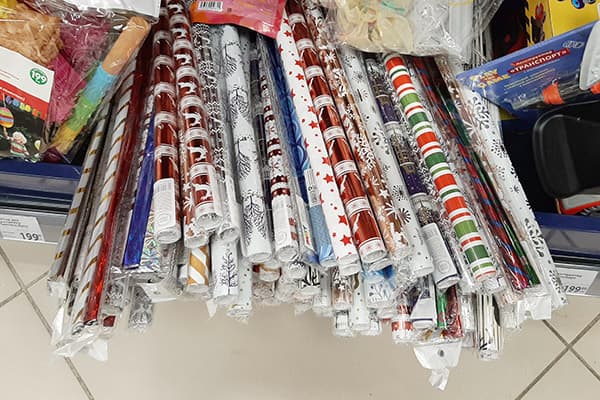 Papier cadeau avec motifs du Nouvel An