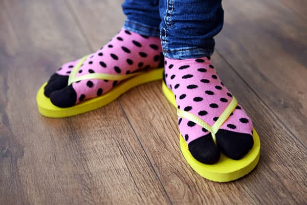 Pieds en chaussettes et tongs aux couleurs vives