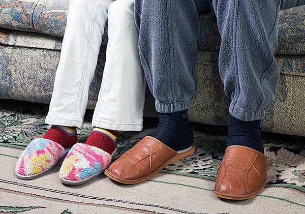 Invités en pantoufles sur le canapé