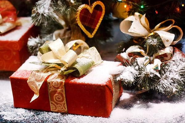 Cadeau du Nouvel An dans une boîte et du papier avec un noeud