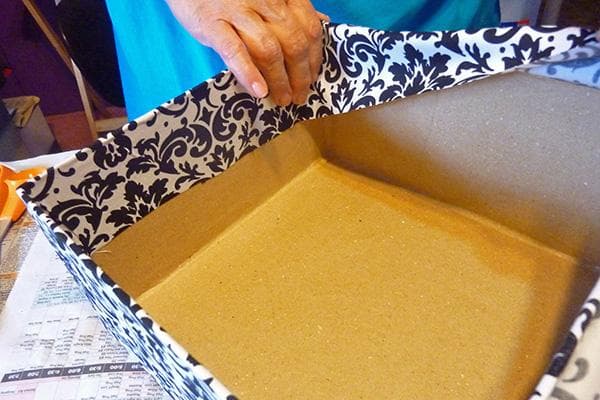 Couvrir une boîte avec du papier