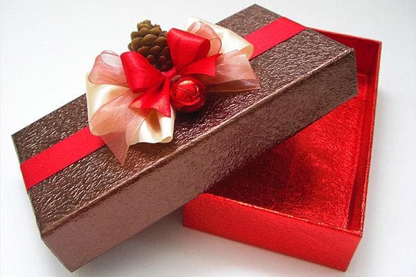 Coffret cadeau recouvert d'un film