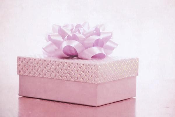 Coffret cadeau avec un arc luxuriant