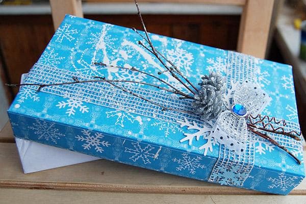 Décor de coffret cadeau avec dentelle et branches