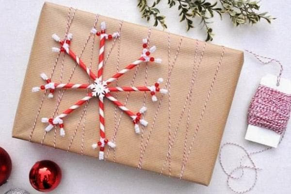 Cadeau emballé dans du papier kraft