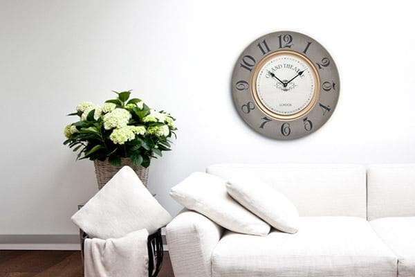 Horloge au mur du salon