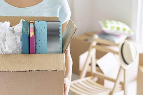 Femme faisant le ménage