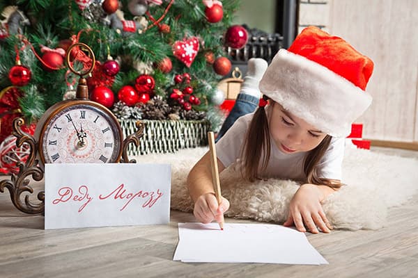 Une fille écrit une lettre au Père Noël