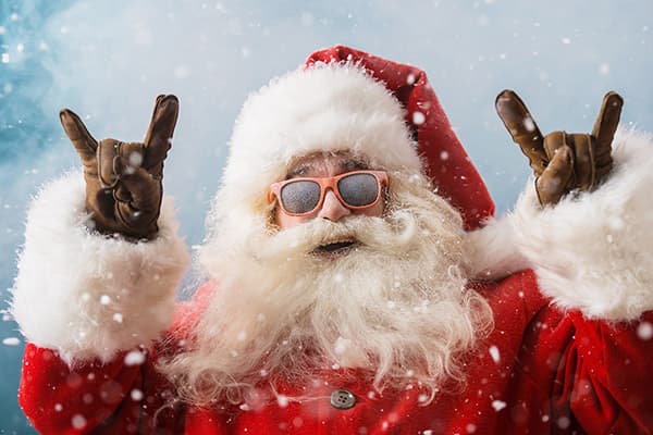 Père Noël avec des lunettes de soleil