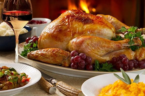 Dinde au four sur la table du Nouvel An