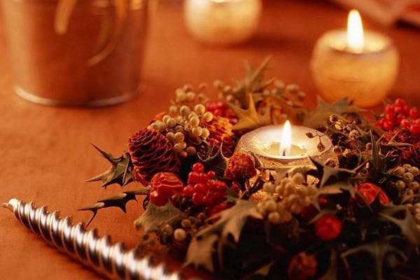 Bougies dans une composition du Nouvel An