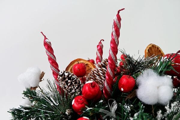 Composition du Nouvel An avec des bougies