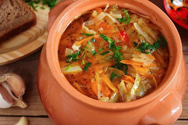 Soupe aux choux dans une marmite