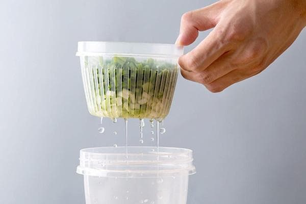 Rincer les oignons verts hachés