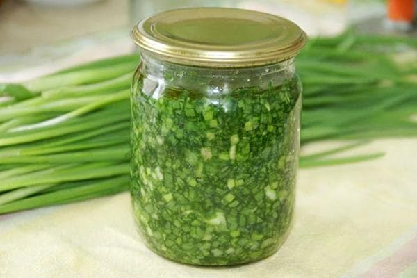 Oignons verts marinés dans un bocal