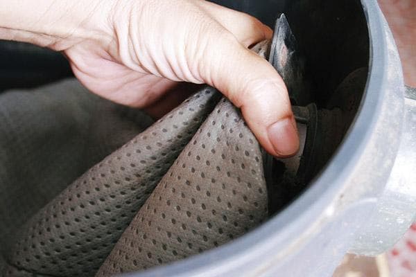 Retirer le sac réutilisable de l'aspirateur