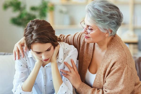 La belle-mère embrasse sa belle-fille