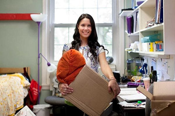 Fille triant les déchets dans la chambre